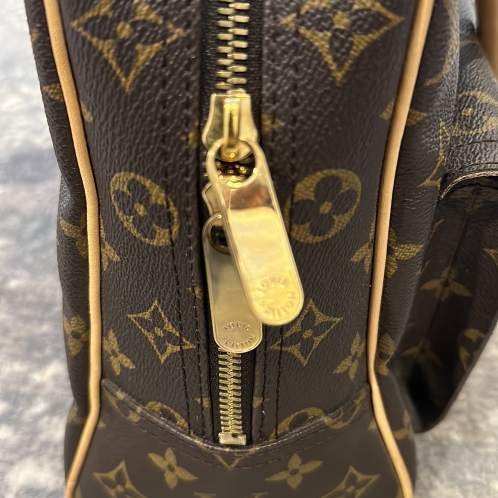 LOUIS VUITTON MANHATTAN GM WORN ONCE WITH ORIGINAL DUST BAG - Picture 9 of 16